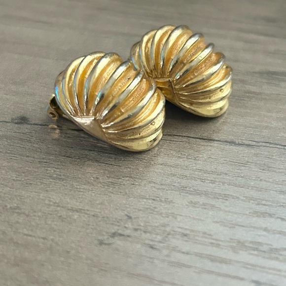Vintage Mimi di N Gold Ribbed Dome Earrings Clip Ons Textured Design - Picture 3 of 7